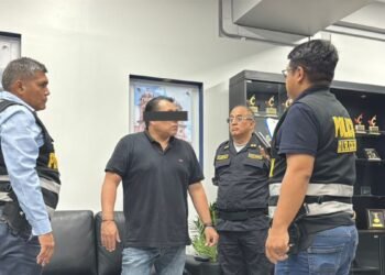 Arrestan a funcionario electoral en Perú tras caos y retrasos en la jornada de votación