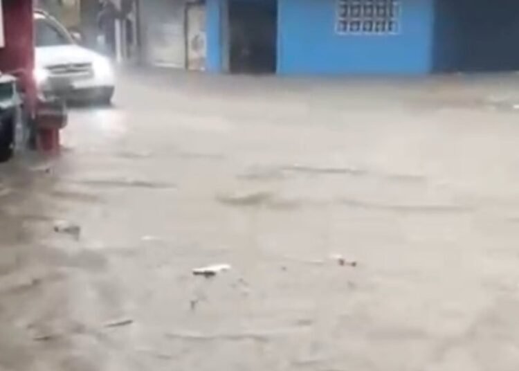 Caos total en Fantino: las fuertes lluvias dejan inundaciones devastadoras en Sánchez Ramírez