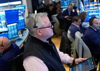 El petróleo se desploma un 10% tras la reapertura del estrecho de Ormuz: así reaccionan los mercados