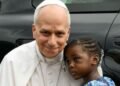 El conmovedor gesto del papa Francisco con una niña en Bamenda que recorre el mundo
