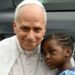 El conmovedor gesto del papa Francisco con una niña en Bamenda que recorre el mundo