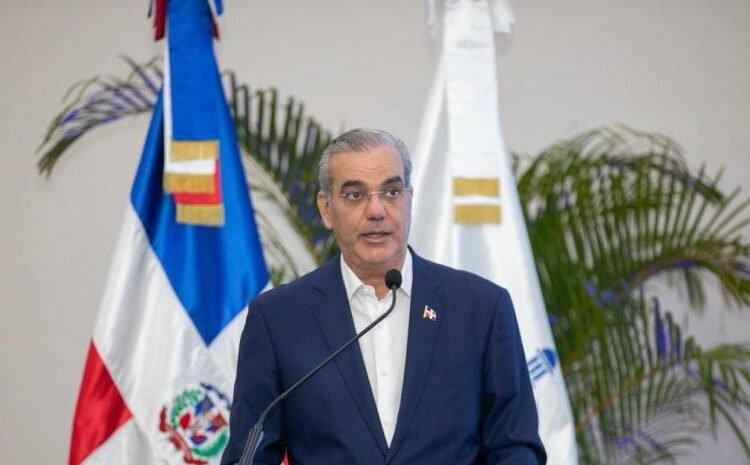 Abinader guarda silencio ante la prensa sobre la tensa reapertura del estrecho de Ormuz