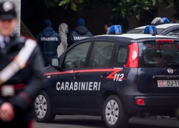 Atraco de película en Italia: ladrones con máscaras de actores toman 30 rehenes en un banco