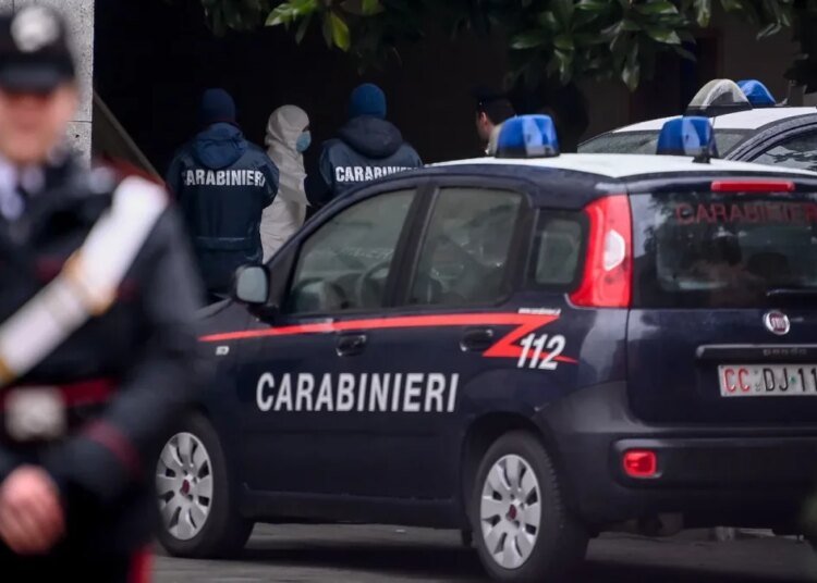Atraco de película en Italia: ladrones con máscaras de actores toman 30 rehenes en un banco