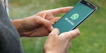 Qué es el diseño Liquid Glass de WhatsApp y cómo activarlo paso a paso