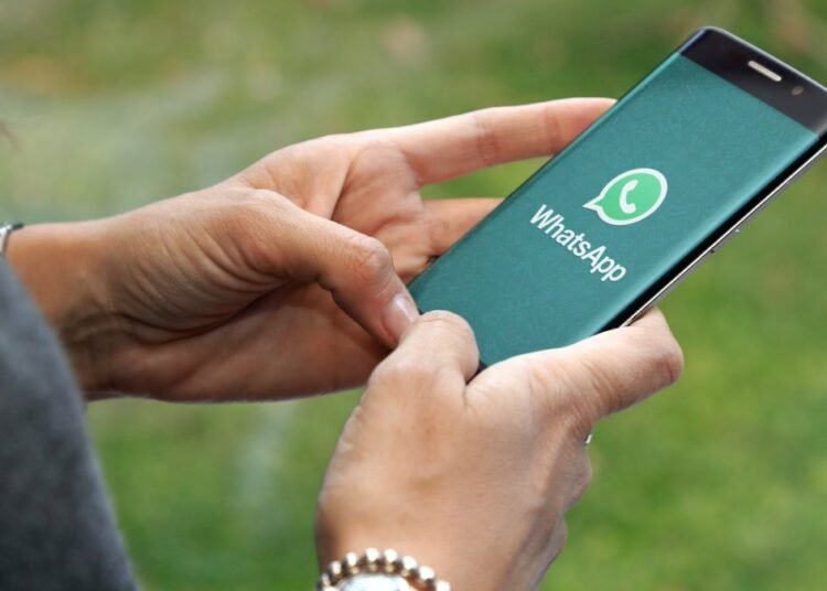 Qué es el diseño Liquid Glass de WhatsApp y cómo activarlo paso a paso