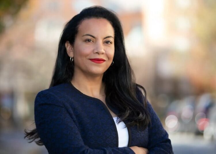 Hija de dominicano hace historia al lograr un escaño en el Congreso de EE UU