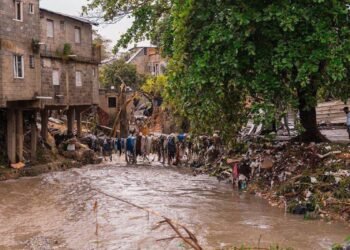 Alerta del COE: Prohíben cruzar ríos y arroyos para salvar la vida de los niños durante las lluvias