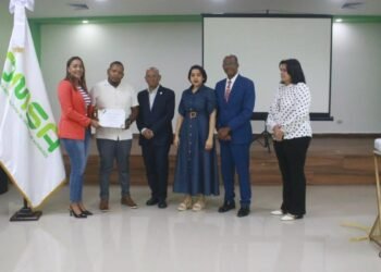 Conductores y cajeros se profesionalizan: así fue la entrega de sus certificados oficiales