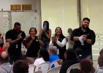Emotivo momento: ciudadanos sorprenden a mujer cantándole el cumpleaños al retirar su jubilación