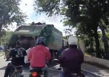 Agente realiza disparos disuasivos para evitar linchamiento de chofer de camión recolector ante una turba enardecida