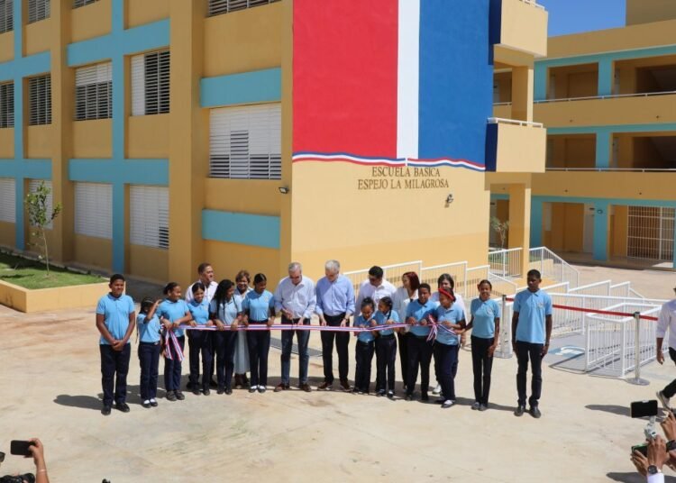 Luis Abinader entrega moderna escuela en La Ureña para potenciar la educación en SDE