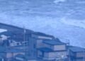 Impactantes imágenes captan el momento en que una ola de 80 centímetros golpea el puerto de Kuji