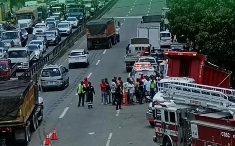 Tragedia en la autopista 6 de Noviembre: al menos 3 muertos tras accidente de camión en Hatillo