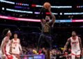 LeBron James guía a Lakers al triunfo sobre Rockets y toma el mando en los playoffs