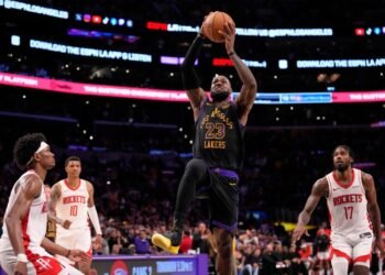 LeBron James guía a Lakers al triunfo sobre Rockets y toma el mando en los playoffs