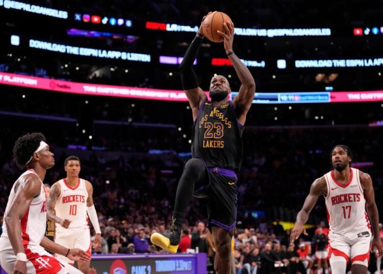 LeBron James guía a Lakers al triunfo sobre Rockets y toma el mando en los playoffs