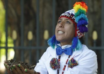 El actor que se casó con un árbol renueva sus votos para enviar un impactante mensaje ambiental