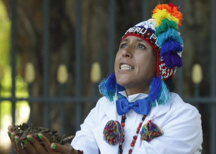 El actor que se casó con un árbol renueva sus votos para enviar un impactante mensaje ambiental