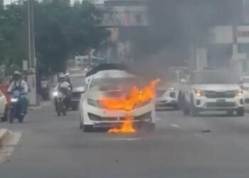 Caos en la Ortega y Gasset: vehículo se incendia en plena vía y genera alarma