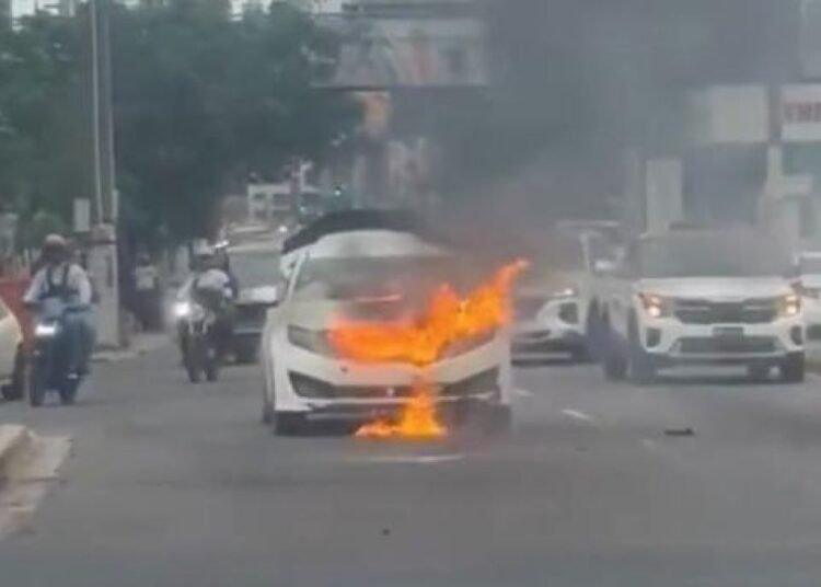 Caos en la Ortega y Gasset: vehículo se incendia en plena vía y genera alarma