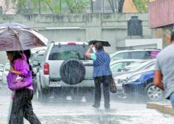 Alerta máxima por fuertes lluvias y oleaje peligroso este jueves