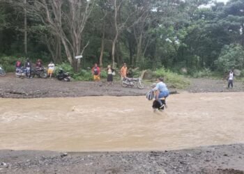 Temporal en Ocoa: crecida de arroyo aísla por completo a la comunidad Boca de Parra