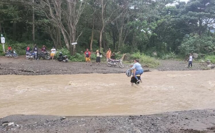 Temporal en Ocoa: crecida de arroyo aísla por completo a la comunidad Boca de Parra