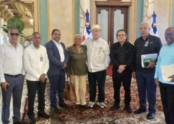 Abinader promete estabilidad laboral a los agrónomos en encuentro con la ANPA