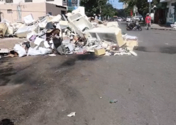 Villa Consuelo bajo el asedio de la basura: calles bloqueadas y desesperación vecinal