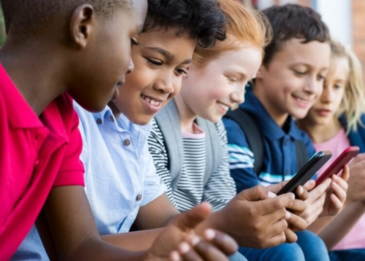 Neuróloga advierte los graves daños que causan las pantallas en el cerebro de los niños