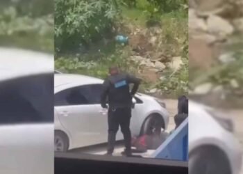 Video indignante: captan a policía disparando a un hombre sin riesgo aparente para su vida