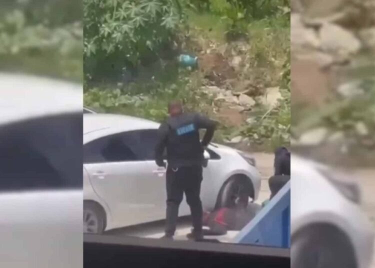 Video indignante: captan a policía disparando a un hombre sin riesgo aparente para su vida