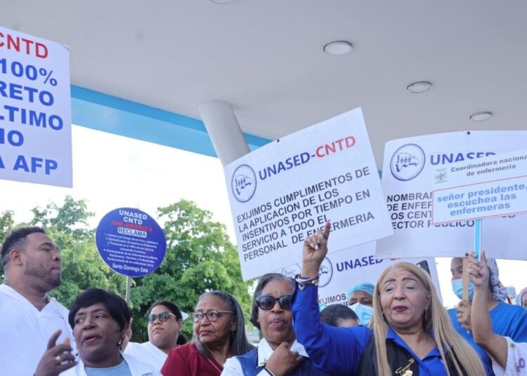 Enfermeras paralizan hospitales y lanzan ultimátum al presidente Luis Abinader
