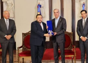 Luis Abinader honra a Ulises Francisco Espaillat con la Orden del Mérito de Duarte, Sánchez y Mella en histórica distinción póstuma