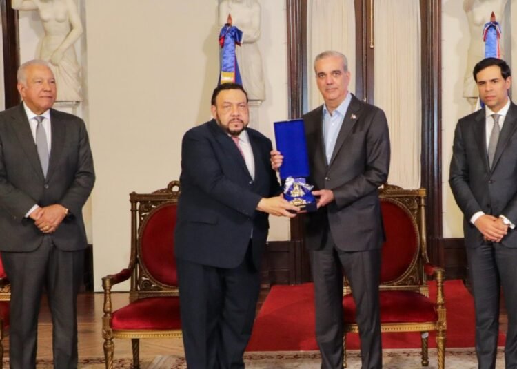Luis Abinader honra a Ulises Francisco Espaillat con la Orden del Mérito de Duarte, Sánchez y Mella en histórica distinción póstuma