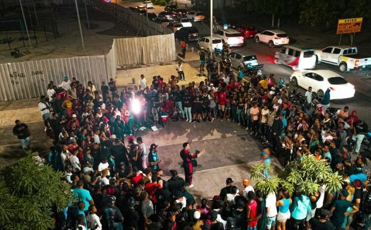 Multitudinario amanecer: Participantes de Planeta Alofoke duermen en las calles junto a miles de fans por una causa benéfica
