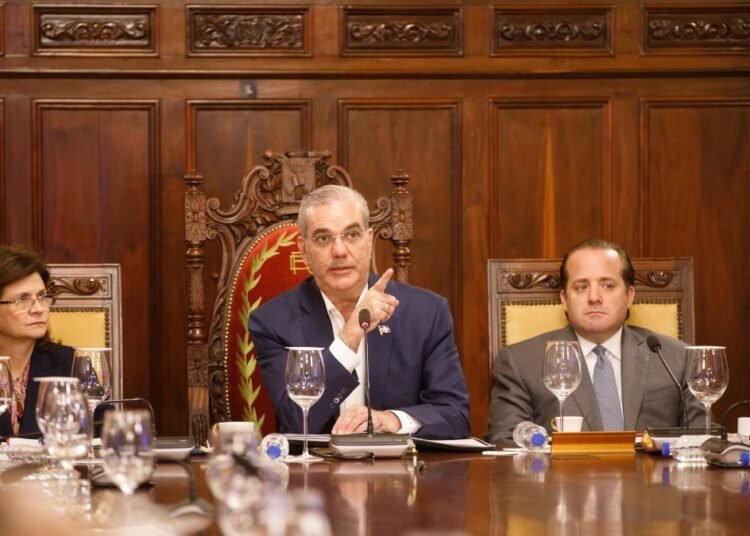 El Gobierno propone recortar a la mitad el presupuesto de los partidos políticos ante la crisis internacional
