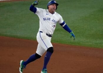 Cambios en los Blue Jays: George Springer a la lista de lesionados y Eloy Jiménez regresa al roster activo