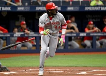 El show de Elly De La Cruz: dos jonrones electrizantes que sacuden las Grandes Ligas