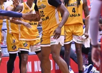 Los Metros aplastan a los Leones y siguen intratables como líderes invictos