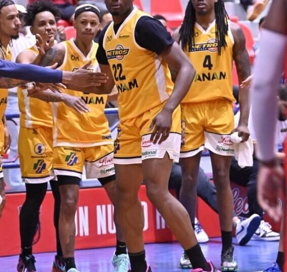 Los Metros aplastan a los Leones y siguen intratables como líderes invictos