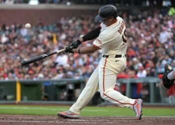 Rafael Devers estrena su cuenta de jonrones y enciende las alarmas en la MLB