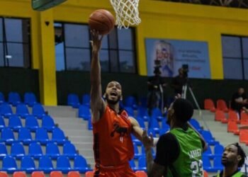 Reggie Quezada se luce con 34 puntos y guía el triunfo de Leones sobre Soles