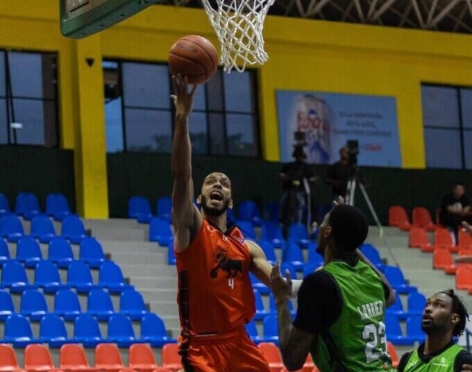 Reggie Quezada se luce con 34 puntos y guía el triunfo de Leones sobre Soles