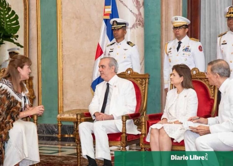 Abinader refuerza lazos diplomáticos al recibir a los nuevos embajadores en República Dominicana
