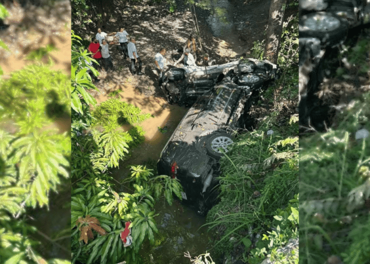 Tres heridos tras aparatoso accidente de vehículo de escolta en Maimón, Puerto Plata