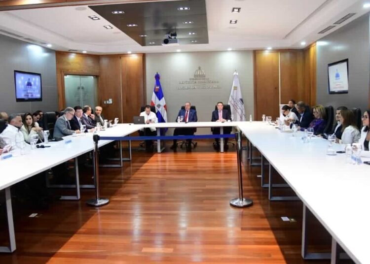 Crisis global: Gobierno abre diálogo de urgencia con gremios y sectores sociales para frenar el impacto