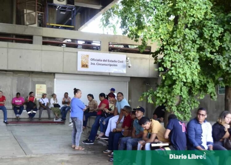 Caos en Santiago: largas filas y desesperación por lentitud en la renovación de cédulas