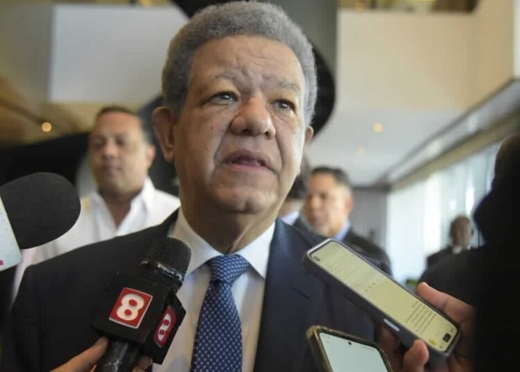 Leonel Fernández alerta sobre la improvisación y falta de rumbo del gobierno de Luis Abinader